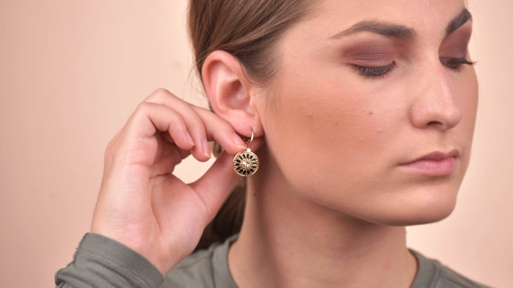 how to wear earrings without inflaming your ear