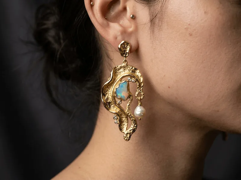 The most popular jewelry trends 2026 featuring sculptural gold